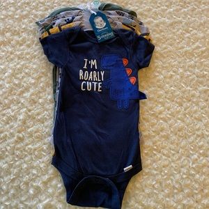 New Gerber 5 Piece Dinosaur Theme Onesie Set 6-9 Months